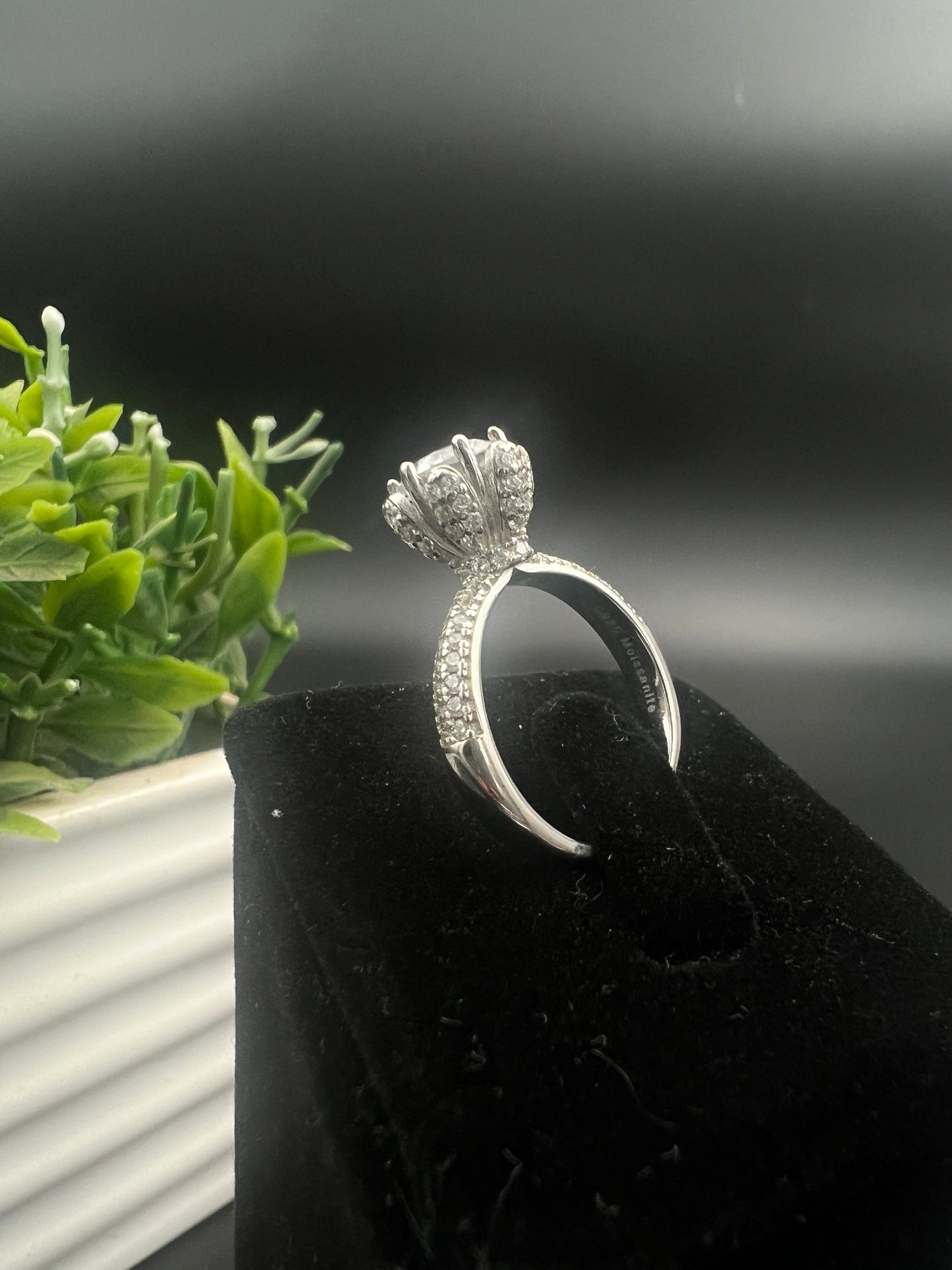 QUEEN SOLITAIRE RING