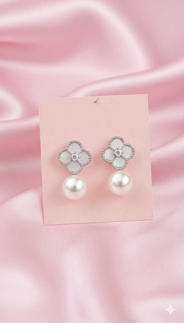 MOP CLOVER WITH PEARL DROP